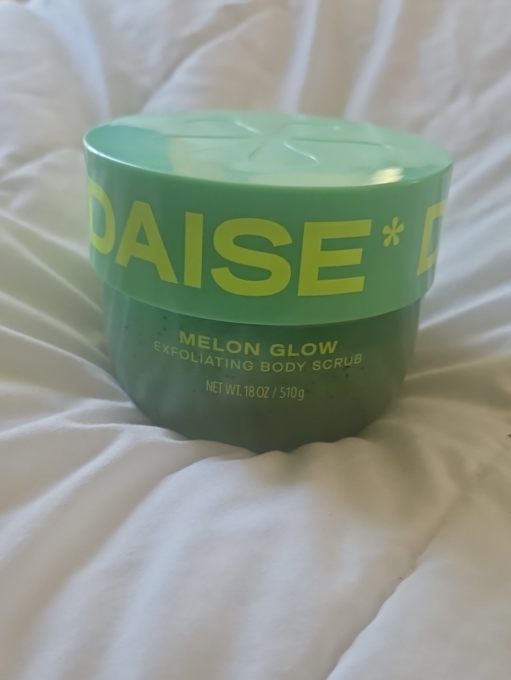 Daisy Melon Glow Exfoliating Body Scrub - Light Green